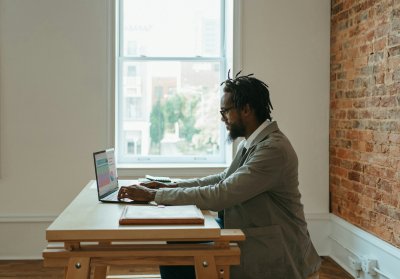 Een effectieve en stijlvolle home office creëren: tips voor de perfecte werkplek