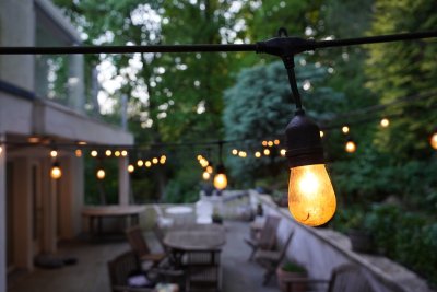 Zo gebruik je solar verlichting voor sfeervolle tuinavonden